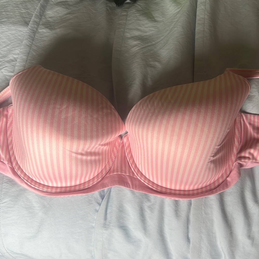 Size 38DDD, Victoria’s Secret bra
